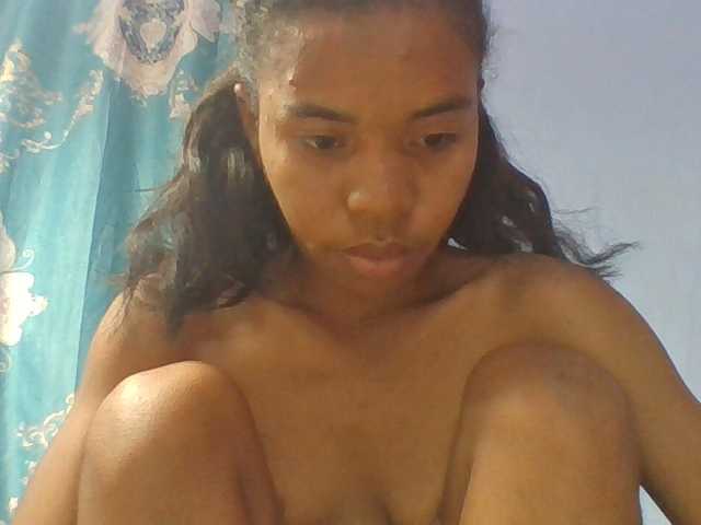 Emelie1a live cam on BongaCams