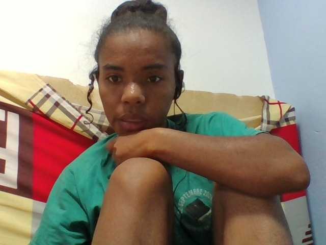 Emelie1a live cam on BongaCams