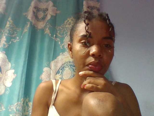 Emelie1a live cam on BongaCams