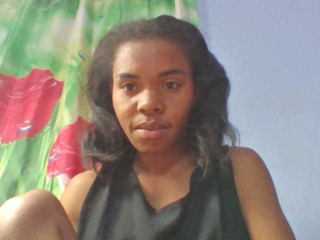 Emelie1a — live female cam