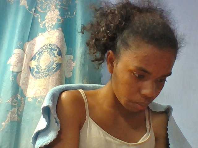 Emelie1a live cam on BongaCams