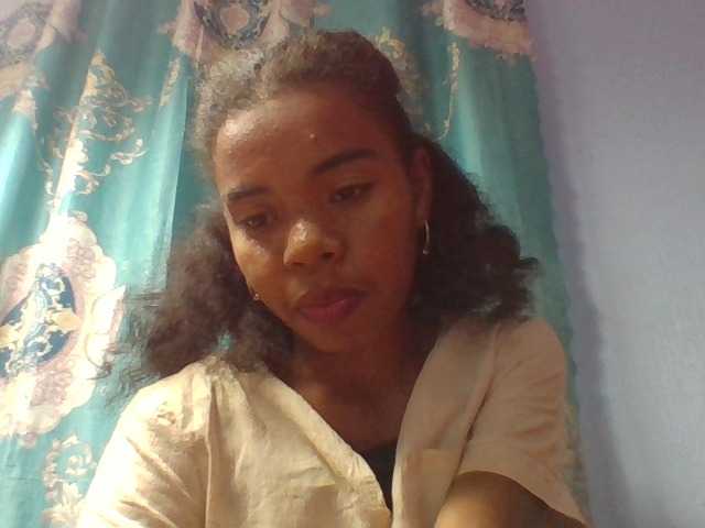 Emelie1a live cam on BongaCams