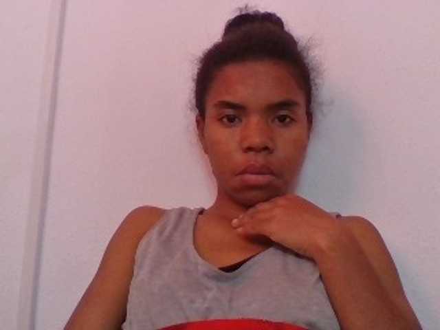 Emelie1a, en directo ahora en BongaCams