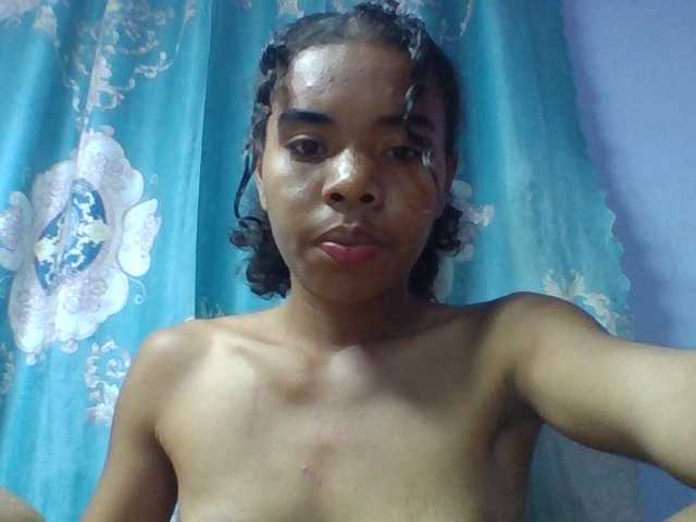 Emelie1a live cam on BongaCams