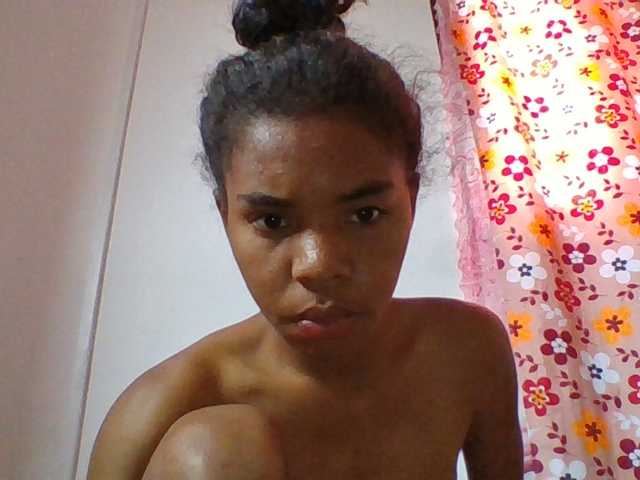 Emelie1a live cam on BongaCams