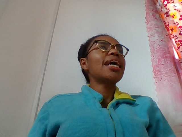 Emelie1a, en directo ahora en BongaCams
