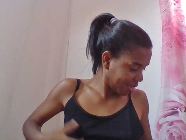 Emelie1a live cam on BongaCams