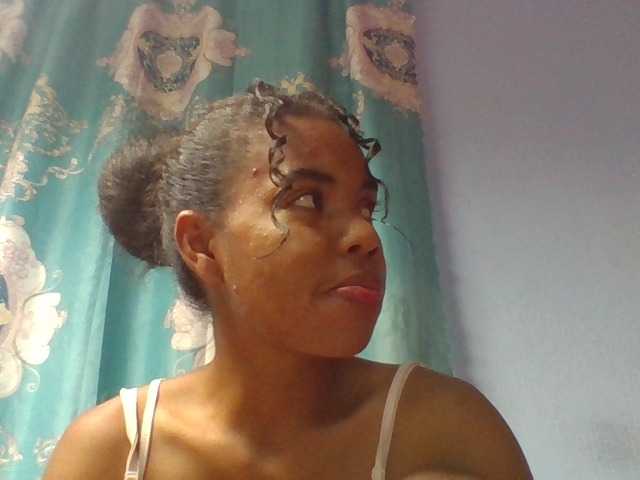 Emelie1a live cam on BongaCams