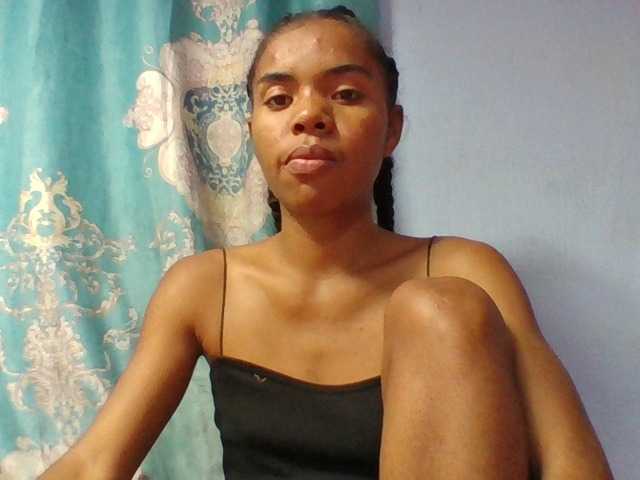 Emelie1a live cam on BongaCams