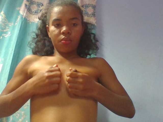 Emelie1a live cam on BongaCams
