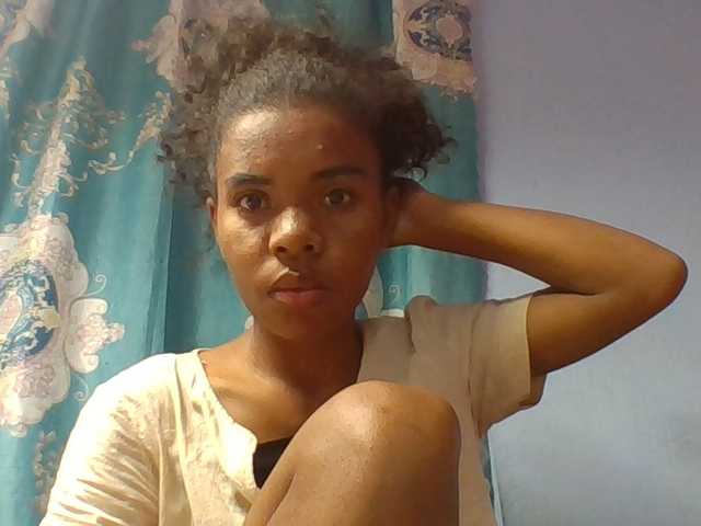 Emelie1a live cam on BongaCams