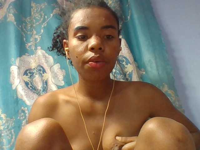 Emelie1a live cam on BongaCams