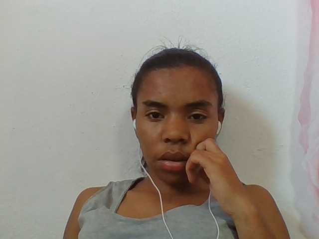 Emelie1a live cam on BongaCams