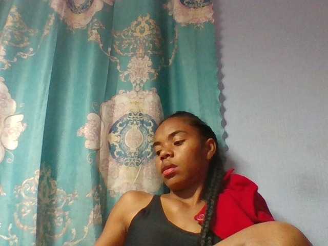 Emelie1a live cam on BongaCams