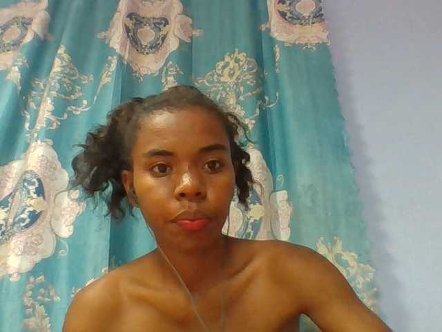 Emelie1a live cam on BongaCams