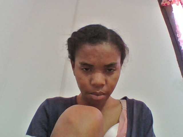 Emelie1a, en vivo ahora en BongaCams