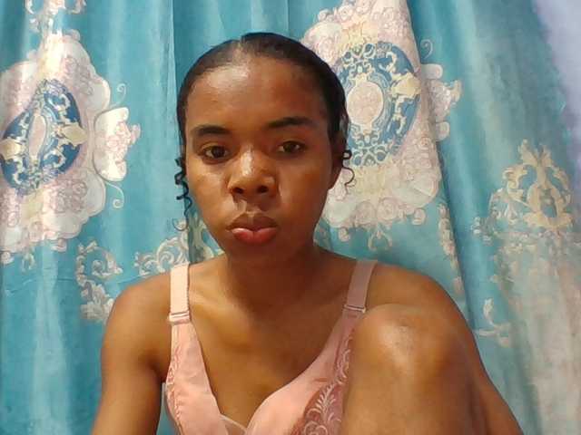 Emelie1a live cam on BongaCams