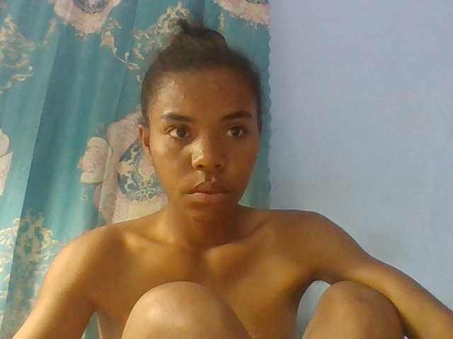Emelie1a live cam on BongaCams