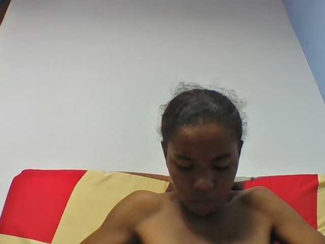 Emelie1a live cam on BongaCams