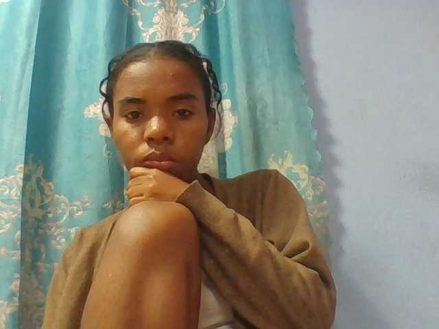 Emelie1a live cam on BongaCams