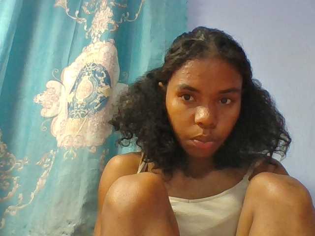 Emelie1a live cam on BongaCams