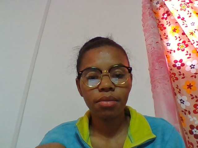Emelie1a live cam on BongaCams