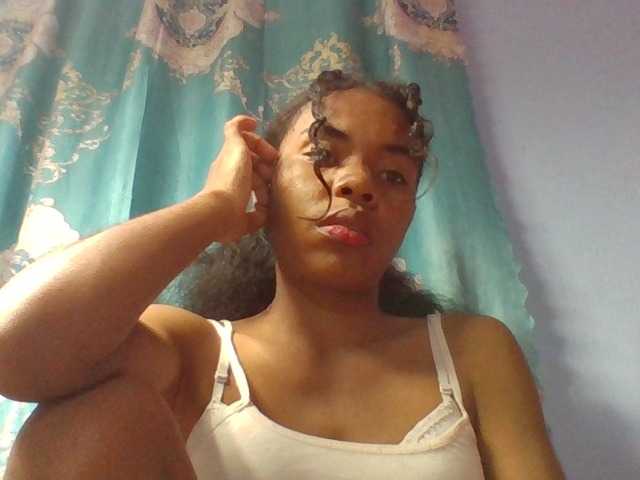 Emelie1a live cam on BongaCams