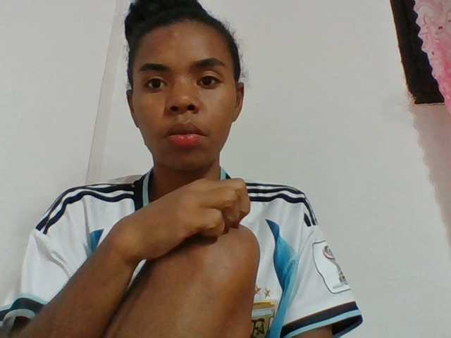 Emelie1a, en directo ahora en BongaCams