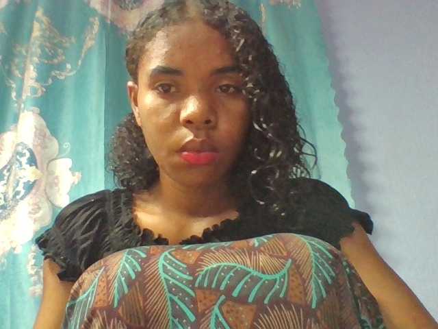 Emelie1a live cam on BongaCams