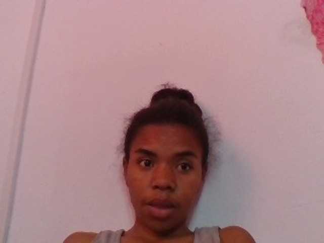 Emelie1a live cam on BongaCams