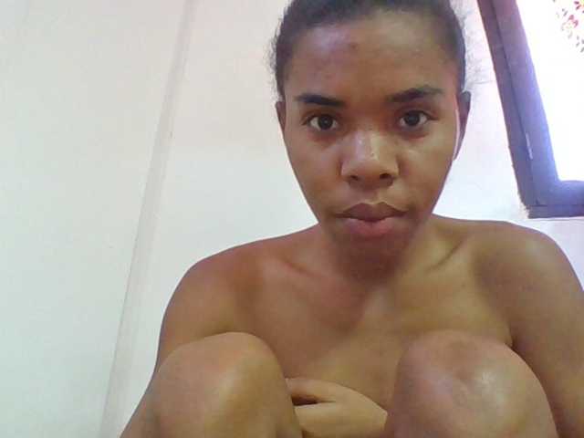 Emelie1a live cam on BongaCams