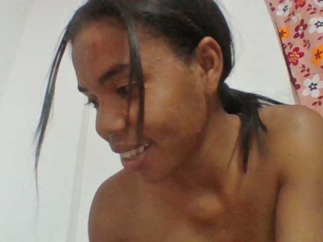 Emelie1a live cam on BongaCams