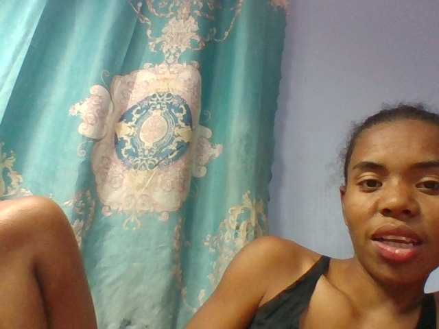 Emelie1a live cam on BongaCams