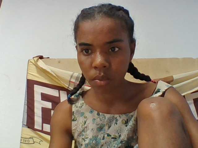 Emelie1a live cam on BongaCams