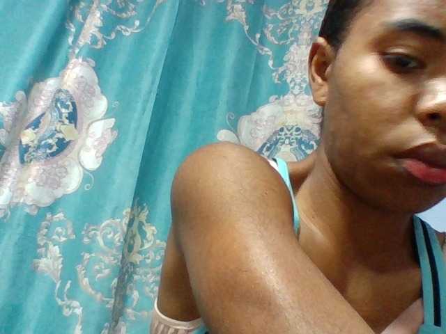 Emelie1a live cam on BongaCams