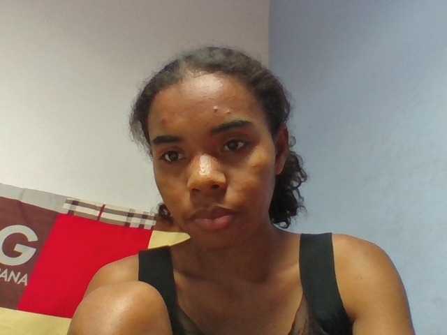 Emelie1a live cam on BongaCams