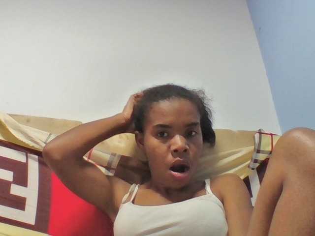 Emelie1a live cam on BongaCams