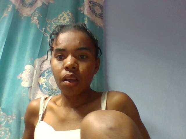 Emelie1a live cam on BongaCams