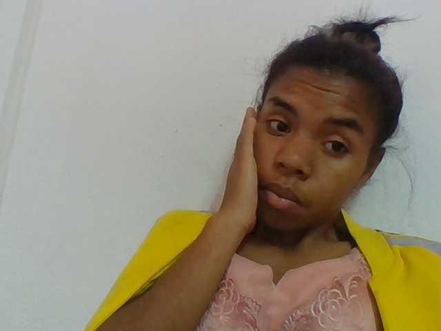 Emelie1a live cam on BongaCams
