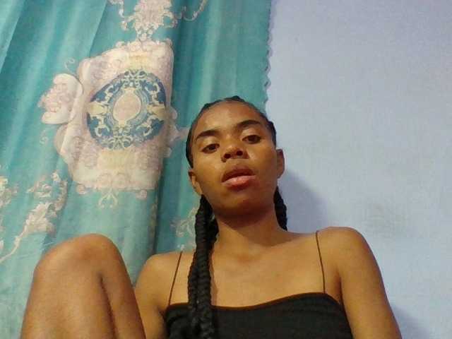 Emelie1a live cam on BongaCams