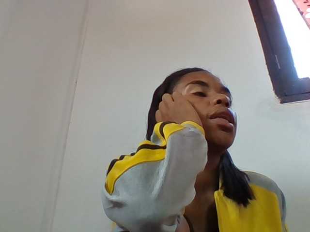 Emelie1a live cam on BongaCams