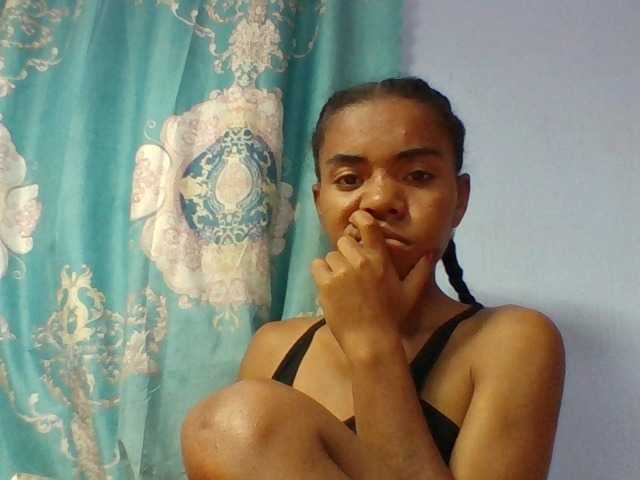 Emelie1a live cam on BongaCams