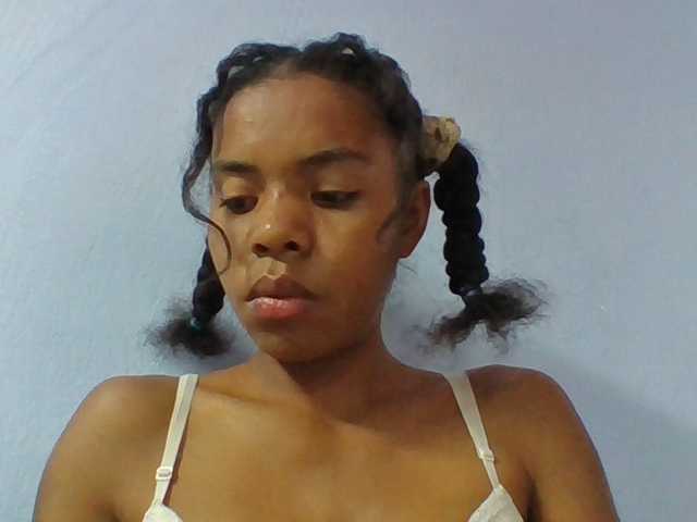 le modèle Emelie1a est en webcam porno dans un show sur le site bongacams, il possède les tags suivants: Ebony,Brunette,Shaved