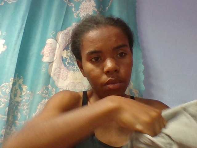 Emelie1a live cam on BongaCams