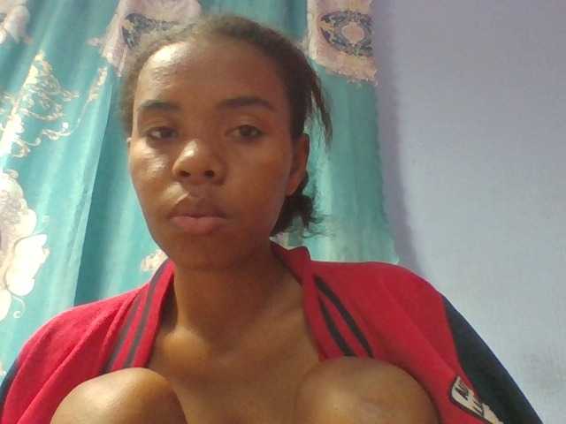 Emelie1a live cam on BongaCams