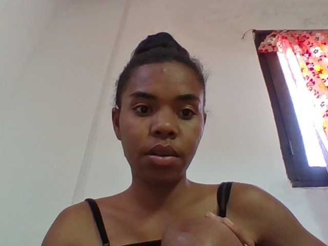 Emelie1a, en directo ahora en BongaCams