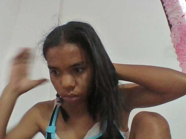 Emelie1a live cam on BongaCams