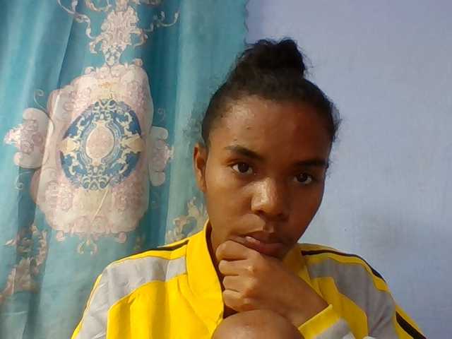 Emelie1a live cam on BongaCams