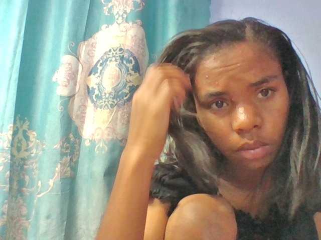 Emelie1a live cam on BongaCams