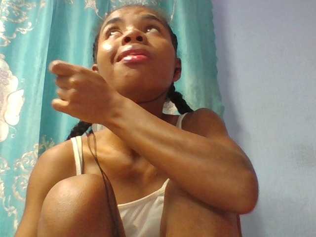 Emelie1a live cam on BongaCams